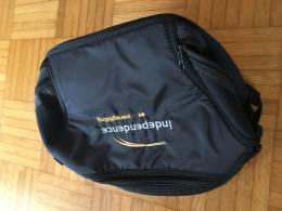 Es besitzt mehrere Reißverschlüsse und Taschen mit diversen Verstaumöglichkeiten!