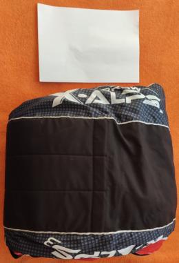 Neben ein A-4 Blatt bei 3.5 kg.