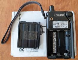 R&uuml;ckansicht - mit offenem Deckel und Batteriefach